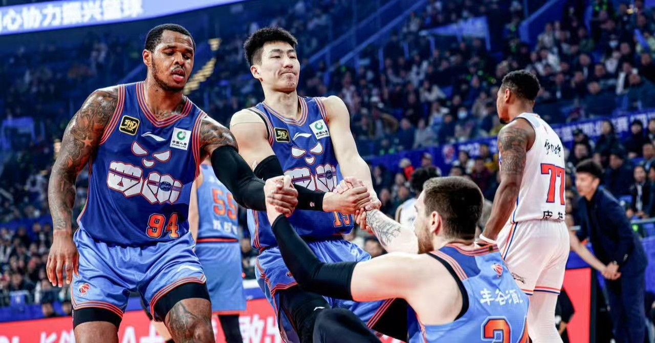 开云体育在线-紧张激烈的比赛，CBA赛场掀起热潮