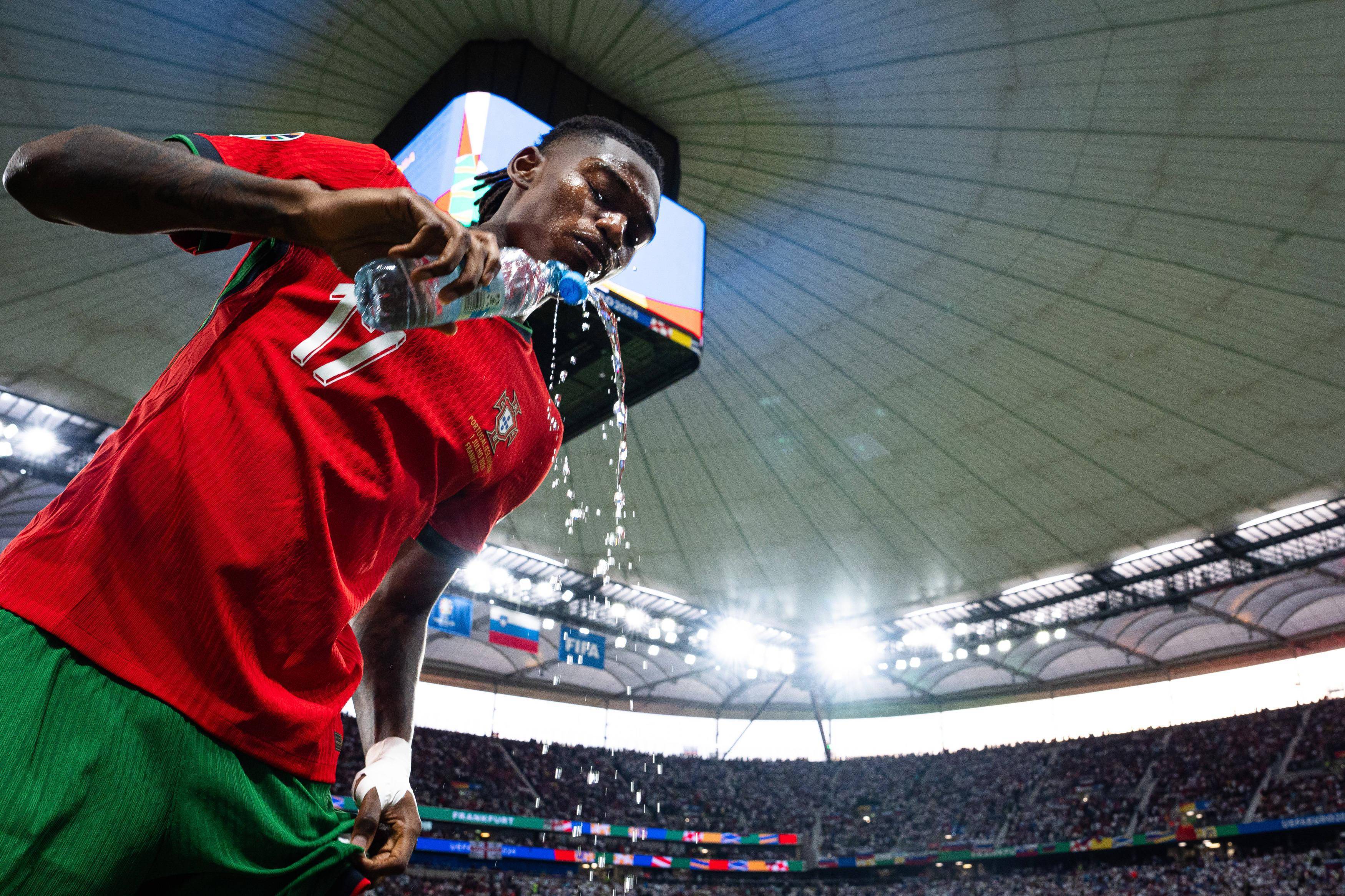 开云体育在线-精彩赛事：欧锦赛呈现足球魅力！