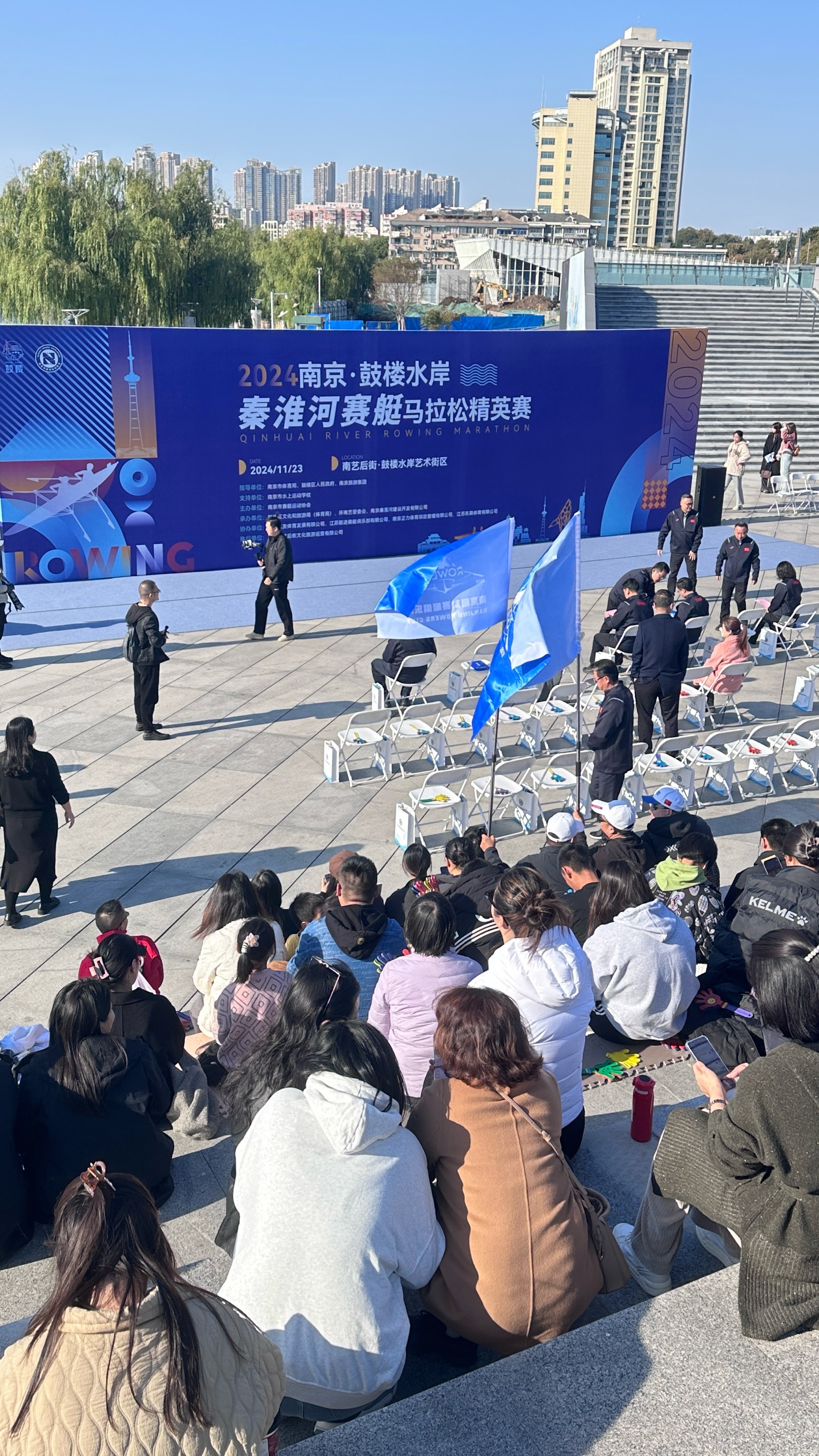 气氛火爆的比赛，现场球迷热情高涨的简单介绍