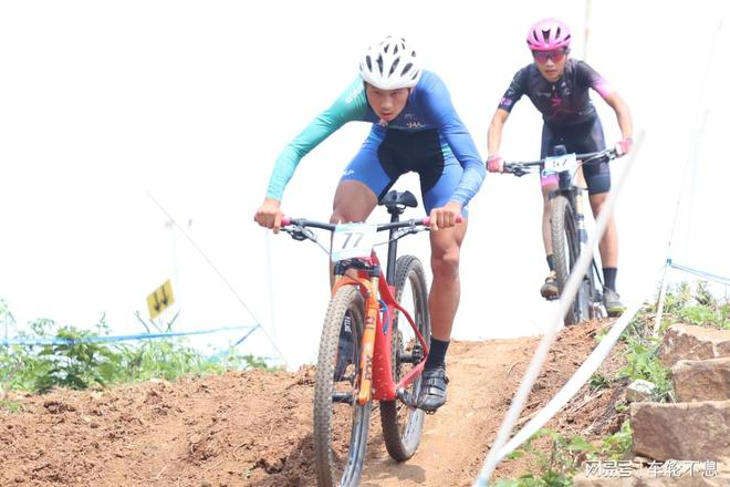 开云体育网站-英勇拼搏：自行车选手雄姿表现