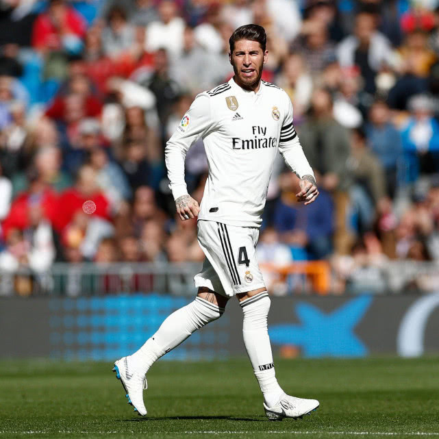 包含萨拉戈萨队员在场上大放异彩赢得掌声的词条