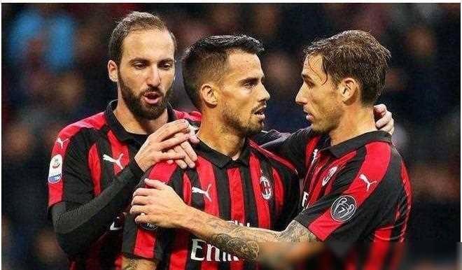 开云体育官方入口-对手疯狂进攻，球队为了胜利拼尽全力