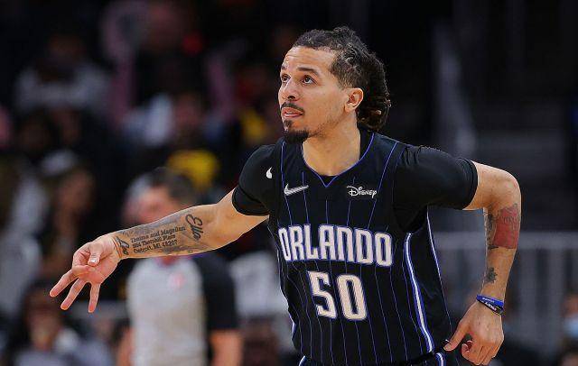 包含魔术队主场力克黄蜂队，晋级西部半决赛的词条