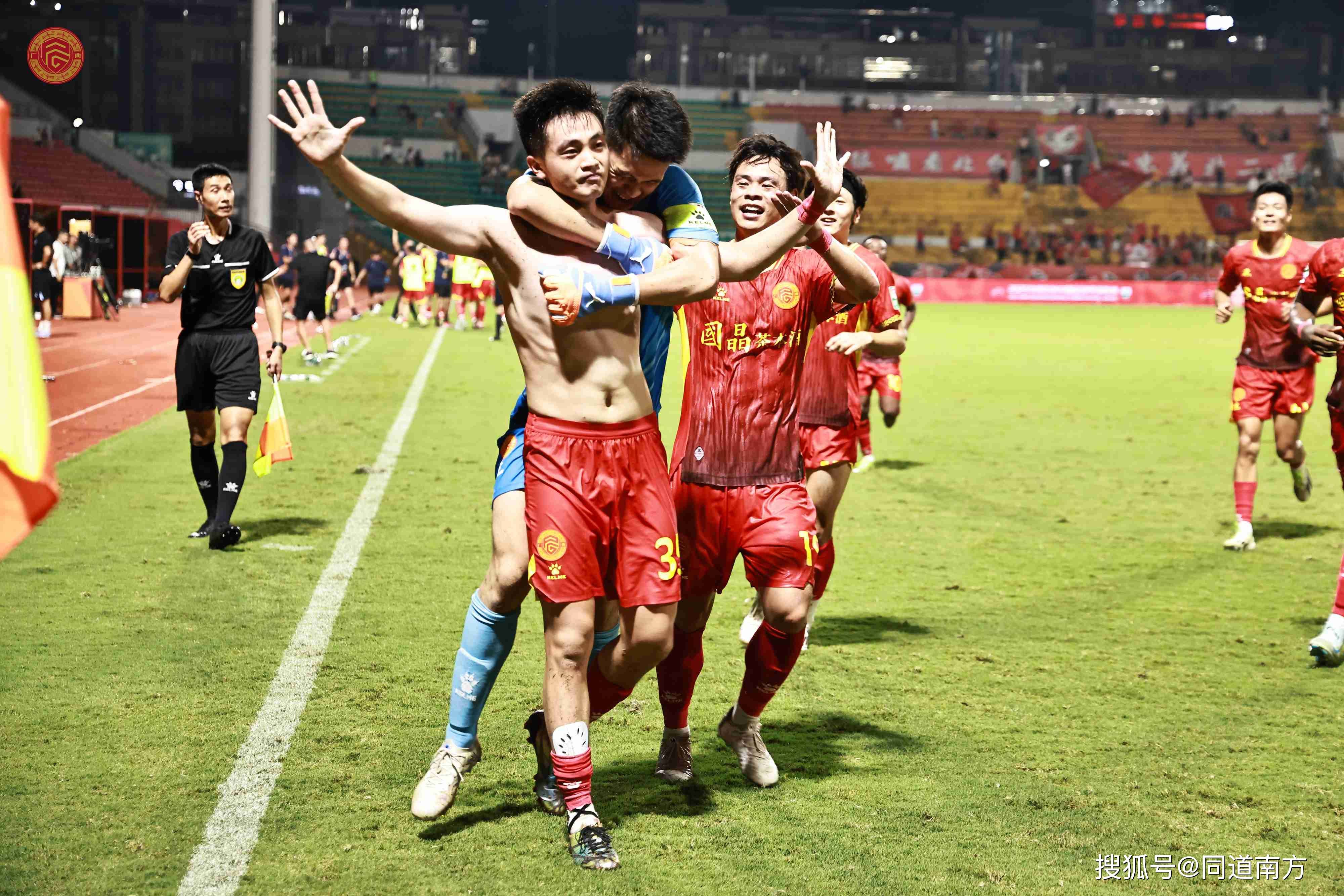 一名球员在比赛中完成绝杀，受到球迷热捧