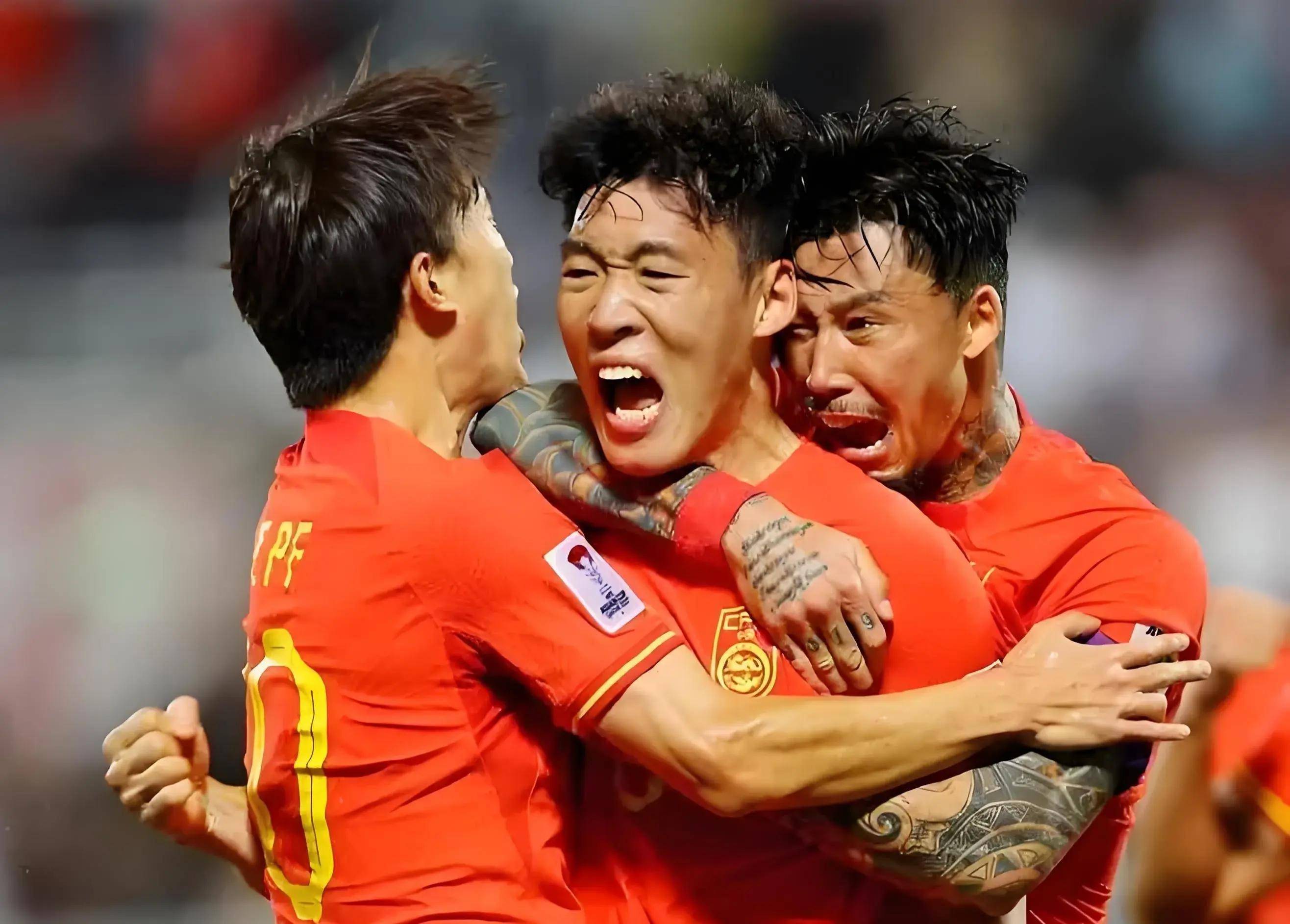 开云体育链接-东亚足球赛事中的热门对决引发热议