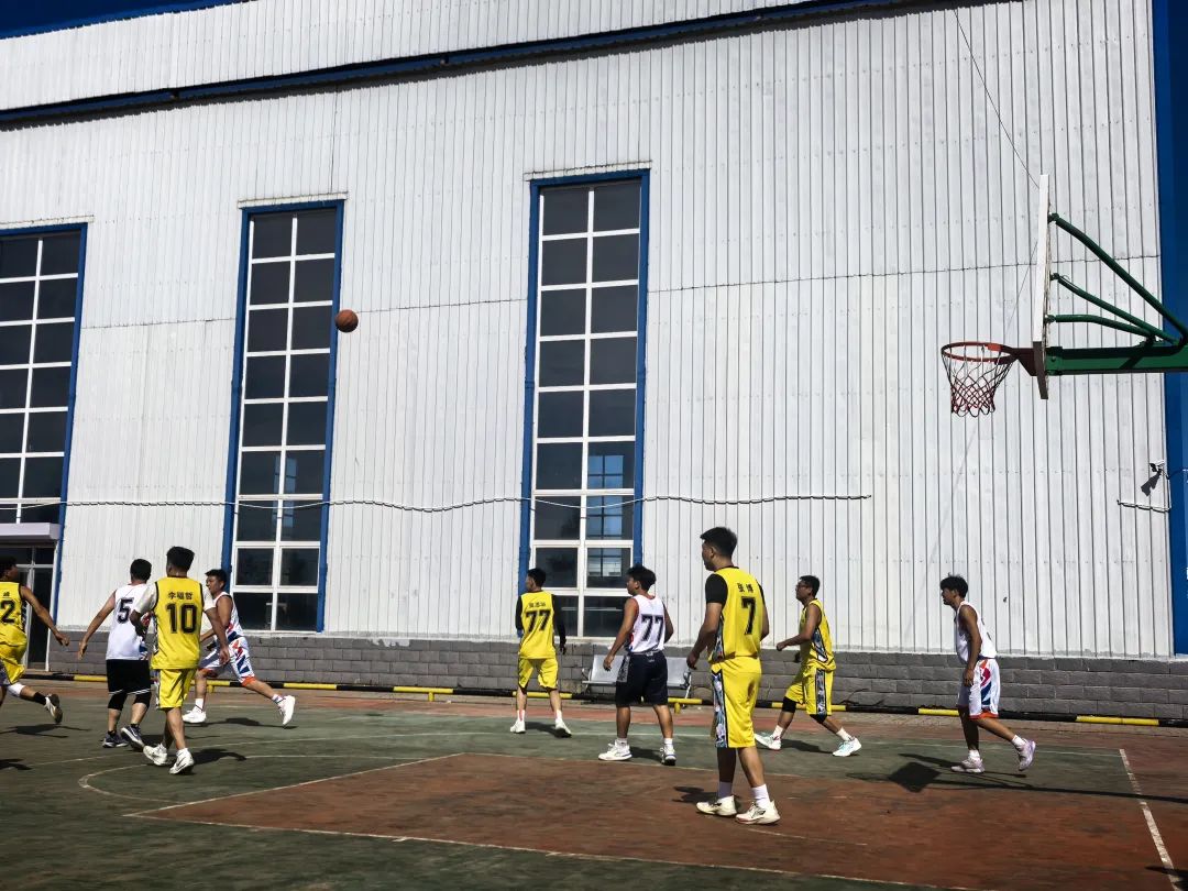 包含篮球赛场上球员斗志昂扬，角逐激烈的词条