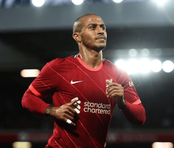 开云体育官方登录入口-包含利物浦名宿展示传球技巧引领青少年训练的词条