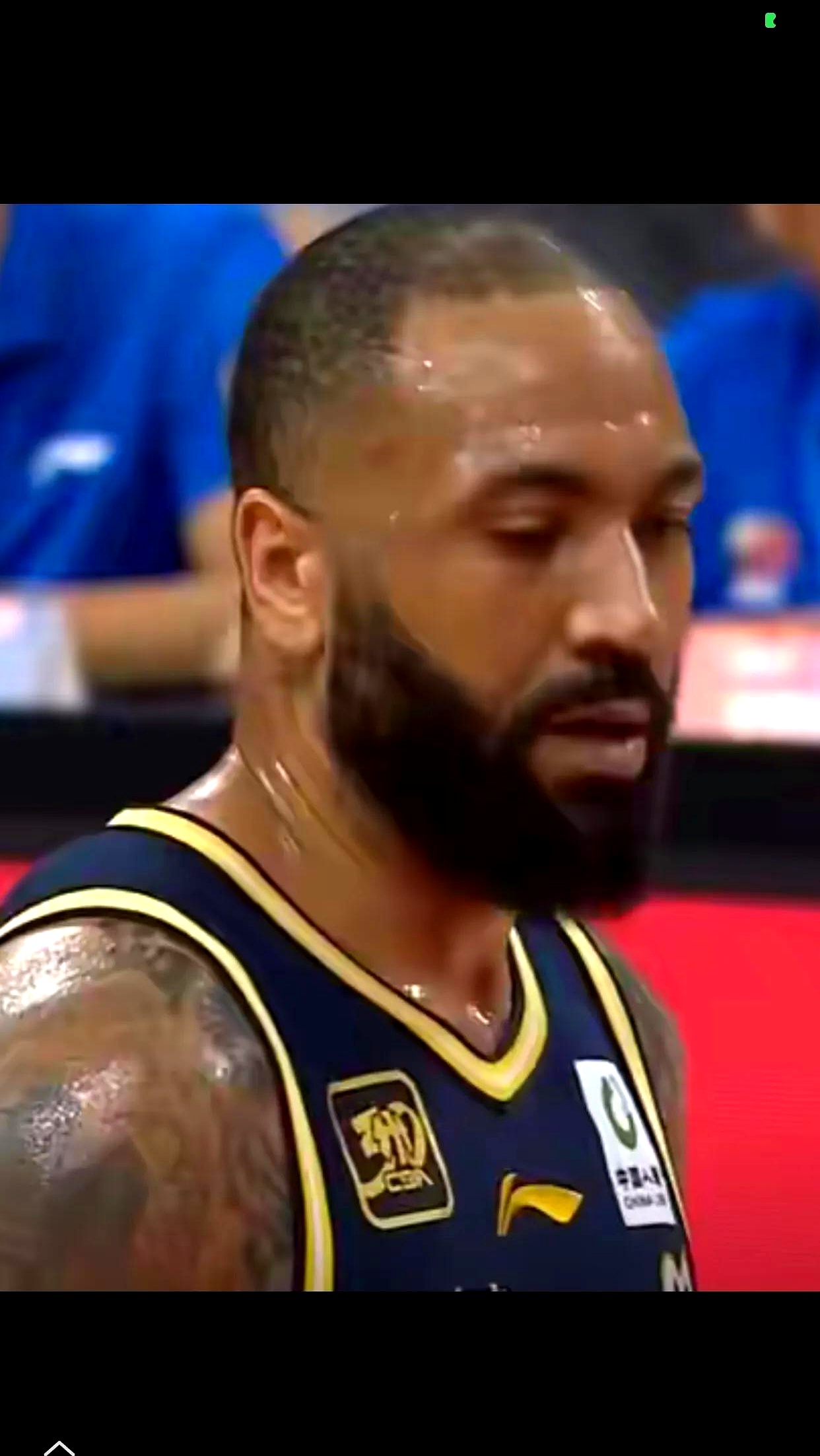 篮球比赛出现重大失误，球员受到指责