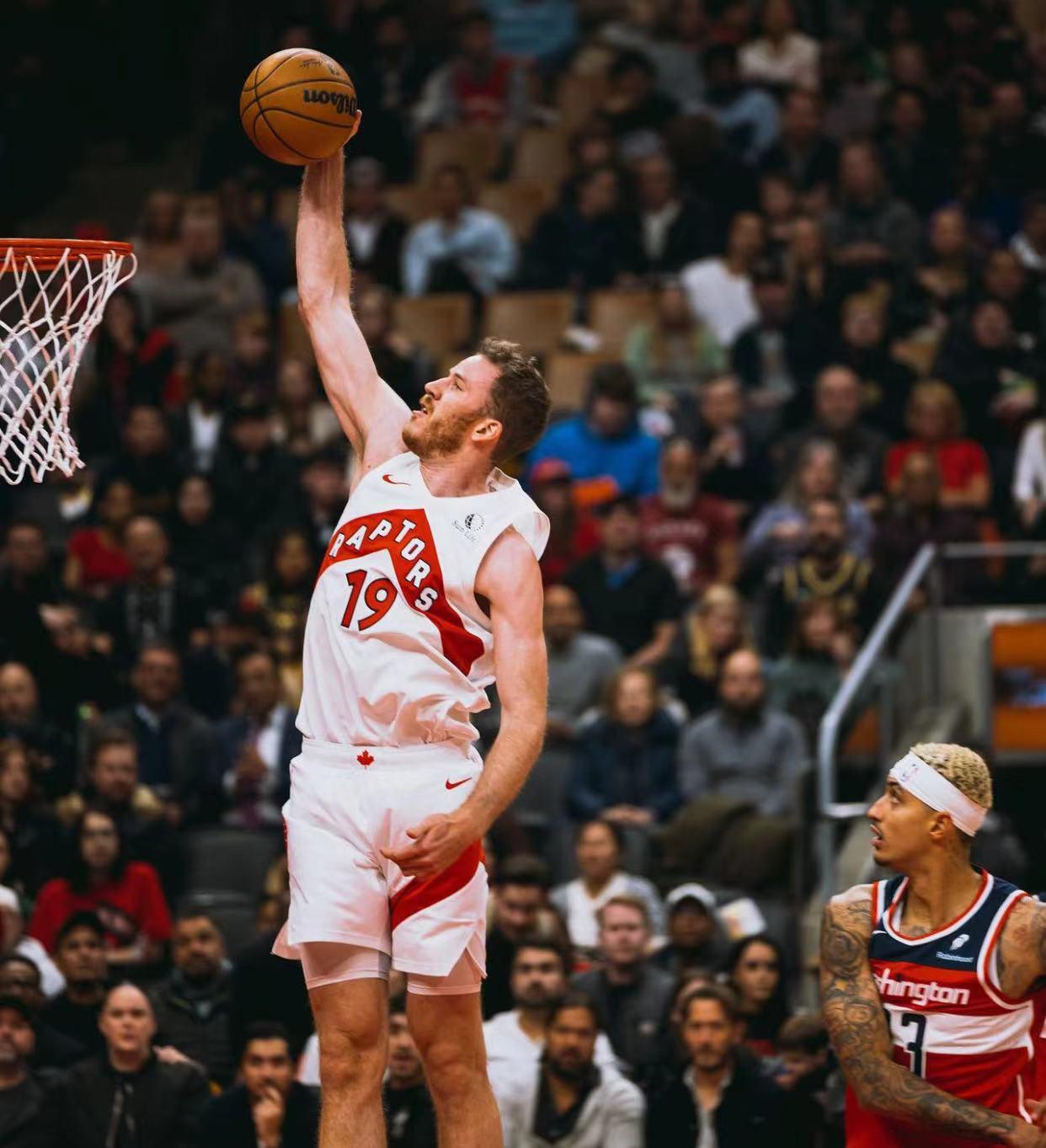 猛龙客场逆转战绩，庆祝狂欢活动持续进行的简单介绍