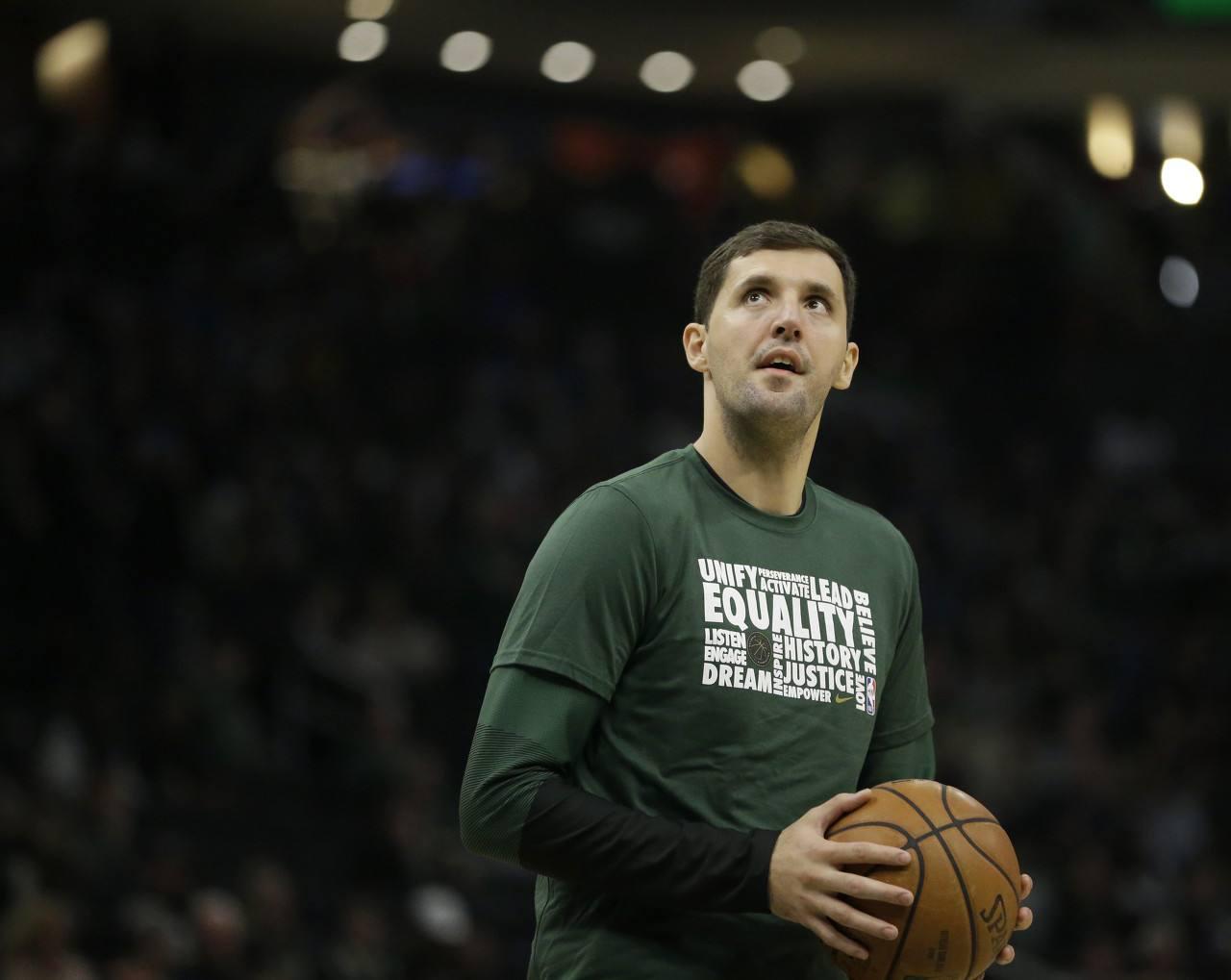 开云体育官方入口-雄鹿球迷疑惑，球队连续失利，米德尔顿赛后反思