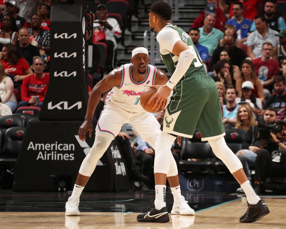 关于雄鹿击败热火，字母哥30+10的信息