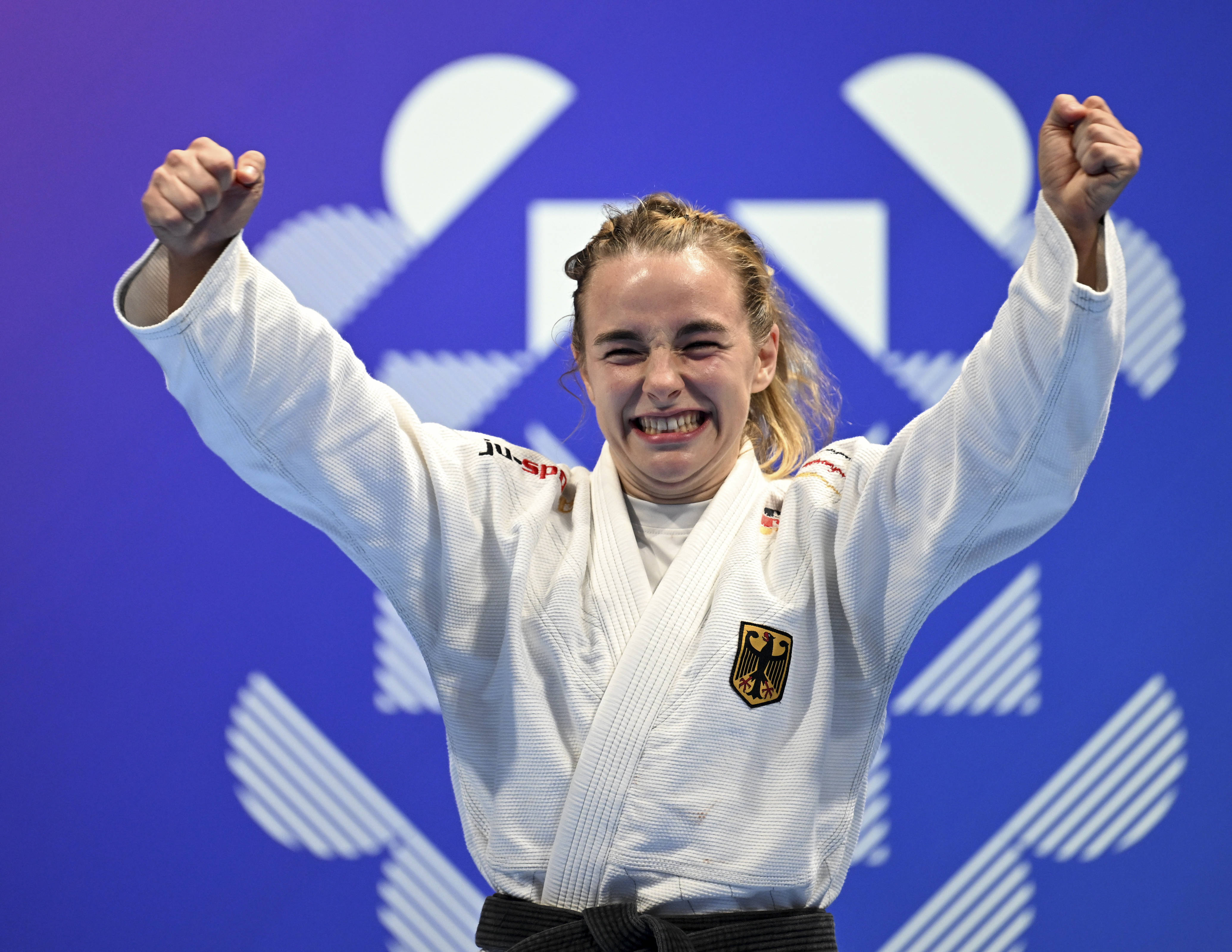 越南柔道选手精湛技艺，夺魁比赛